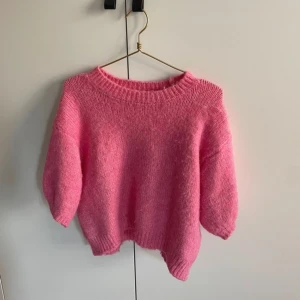 Rosa stickad tröja från Zara - Superfin rosa stickad tröja från Zara i storlek S. Den är riktigt mjuk och har en härlig, fluffig textur. Perfekt för kyliga dagar när du vill vara både varm och stilren. Tröjan har en normal passform och långa ärmar. Ett måste för garderoben! 💖