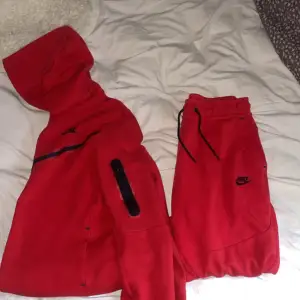 Säljer nu detta Nike tech fleece set 10/10 skick kontakta mig för fler bilder nypris 2400