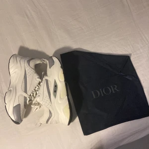 Dior b22 - Dior b22 Jag har kvitto och box bara skriv för bilder! Varan startar på 2000, den som erbjuder högst får de!