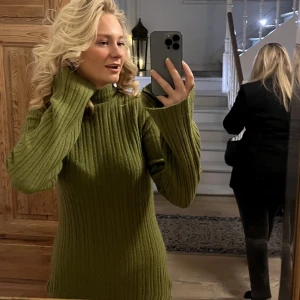 Ribbstickad miniklänning Khakigrön - Ribbstickad miniklänning Khakigrön från NA-KD. Inköpt i december. Använd 1 gång alltså helt nyskick