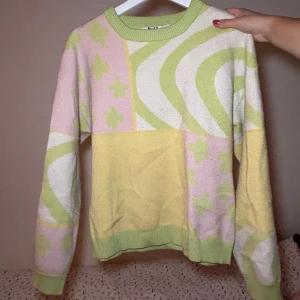 Färgglad stickad tröja från Nakd - Säljer en superfin stickad tröja från Nakd (misslisibell kollektion) i pastellfärger. Den har ett unikt mönster med virvlar och blommor i grönt, rosa och gult. Tröjan är långärmad och perfekt året om.  