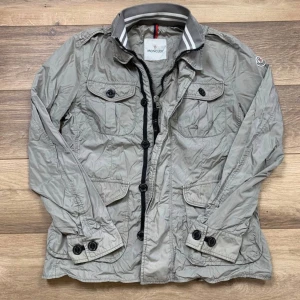 Moncler field jacka  - Säljer nu min feta moncler field jacka i storlek 4, M. Den är i 8/10 skick och är perfekt för våren. Den är vintage och säljs inte längre, därmed väldigt limiterad och eftertraktad.