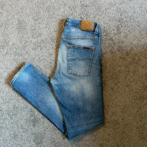 Nudie Jeans Slim - Nudie jeans med slitningar (design) till riktigt bra pris | Modell: Lean Dean | Storlek: 32/32 | Skick: 8/10 | Hör av dig vid ytterligare frågor🤝