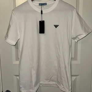 Prada t-shirt - Aldrig använd. Storlek M, passar även S