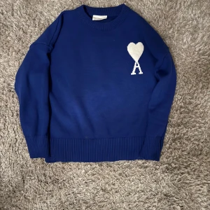 Ami tröja - Säljer nu denna feta tröja. Använts max 3 ggr och säljer den nu för att den ör för liten! Skick 9,5/10. Nypris 4400