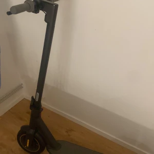 schooter till salu! - jag säljer denna fantastiska schooter som jag köpte drygt ett år sedan. den funkar som den ska. jag säljer den då jag fått körkort:)  ny pris kostar den 7499 jag säljer den lite billigare för att jag vill bli av med den. den tar för mycket plats hemma:( 