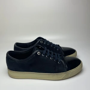 Lanvin skor  - Hej! Säljer nu dessa brutalt snygga lanvin skor. Skorna är i fint skick 7,5/10. Skorna är i navy. Hör av dig vid frågor! Uk9 passar 44