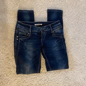 Mörkblå jeans - Mörkblå lågmidjade jeans!