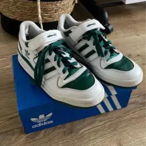 Knappt använda adidas skor, snygg grön färg perfekt till hösten!! Säljer för 700kr nypris är ca 1300kr😋