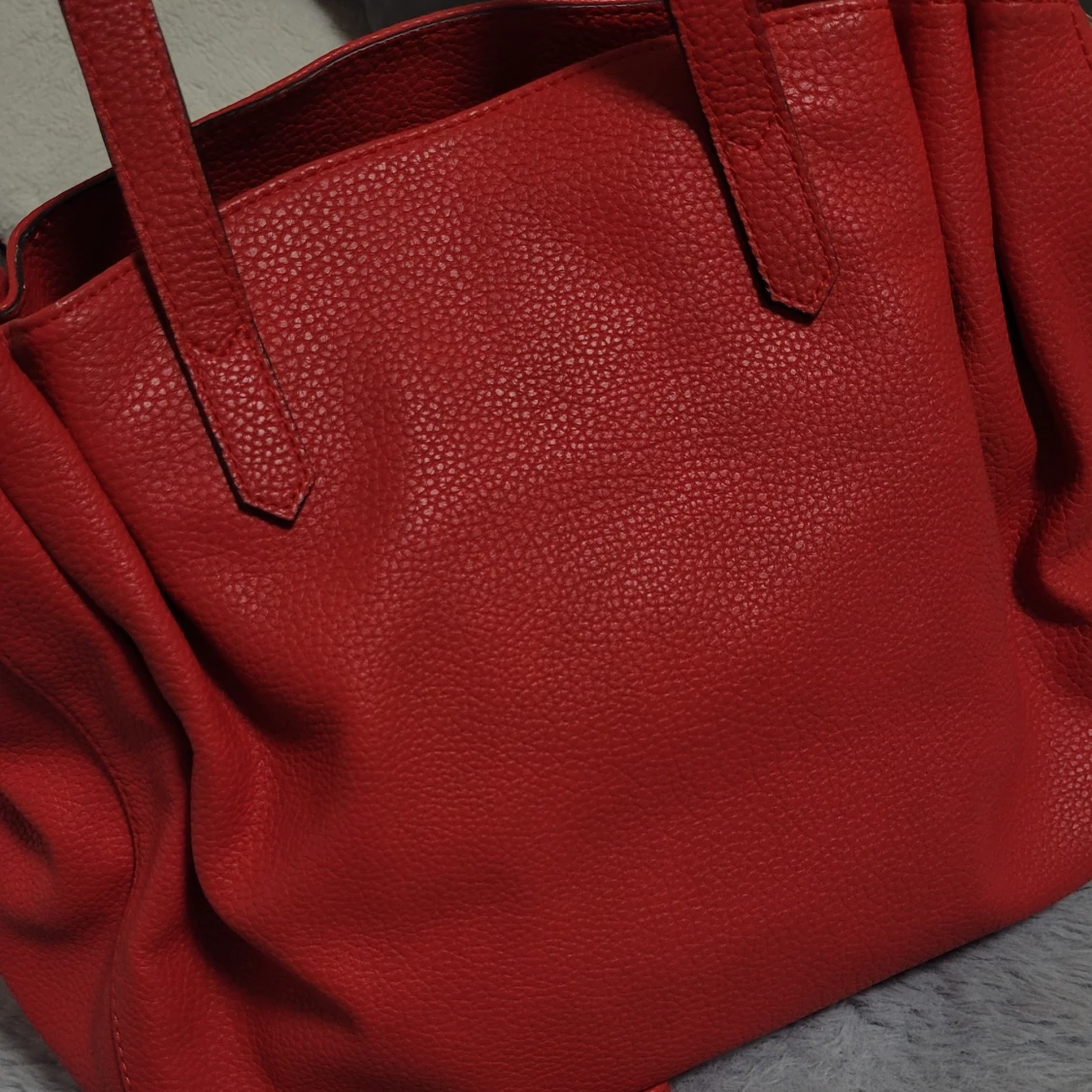 Röd axelväska från Guess - 91