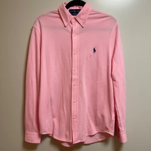 Ralph Lauren Skjorta - Snygg rosa Ralph lauren skjorta i mjukt materiell, storlek S men passar M