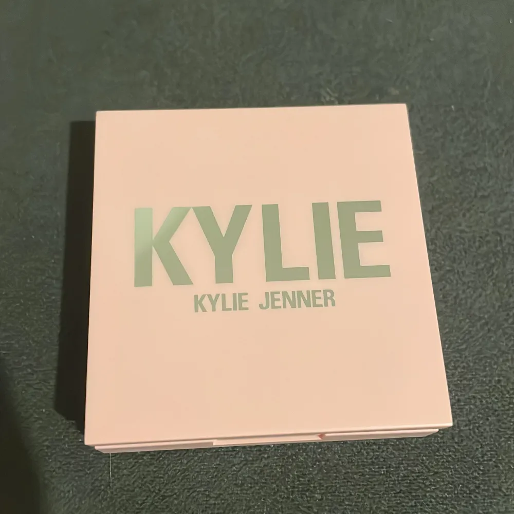 Säljer en snygg bronzer från Kylie Cosmetics. Den är helt ny med plasten fortfarande på! . Skönhet.