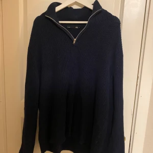 Blå stickad tröja - Skön, snygg stickad tröja från 157 ny pris 200kr knappt använd! Hör av er om frågor 