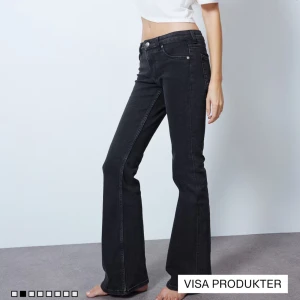 Svarta bootcut jeans - Säljer ett par snygga svarta bootcut jeans low waist, de är helt nya och lappen sitter kvar där bak på jeansen💕💕💕de är slutsålda på hemsidan💕💕pris kan diskuteras 💕💕