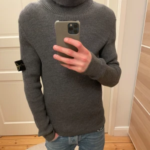 Grå polotröja från Stone Island - Säljer en snygg grå ribbad polotröja från Stone Island. Den är i mycket bra skick och perfekt nu till höst och vinter. Tröjan är i storlek M och jag är ca 180 cm. Ordinarie pris ligger på ca 4500 kr, medans jag endast säljer den för 1299kr. Tröjan köptes i början av året på NK. Tveka inte på att höra av er om ni vill ha flera bilder, pris förslag osv. 