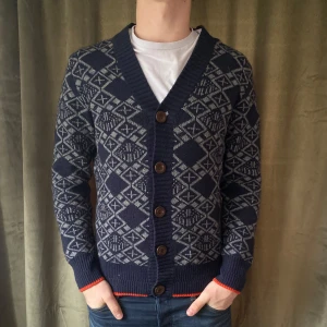 Mantinique - Cardigan - Tja! Säljer denna sjukt snygga och unika cardigan från Mantinique! Den är i fint skick🙌  Vid minsta fråga eller fundering hör av er 🤝