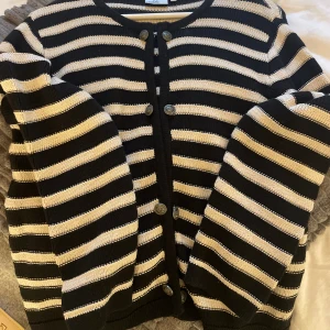 Kofta med knappar  - Fin kofta med knappar som tyvärr aldrig har kommit till användning. Lappen är bort man den har bara hängt i garderoben 🩷 helt ny!! Storlek L men den passar bra på mig som vanligt vis har s/m. Passformen blir bara lite större vilket jag själv tycker ä