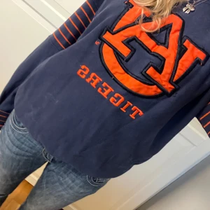 Cool sweatshirt  - Supercool mörkblå sweatshirt med orange tryck🧡💙