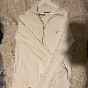 Zip hoodie gant - Pris kan diskuteras 🌟Passar storleken S oxå. Fint skick, säljer pgd av att inte använder den så mycket. Tröttnat på den