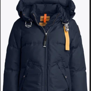 Mörkblå dunjacka från Parajumpers - Säljer en snygg och varm mörkblå dunjacka från Parajumpers. Jackan har en praktisk dragkedja detalj vid halsen. Perfekt för kalla vinterdagar med sin vadderade design och huva. Den har också fickor med knappar för extra förvaring. Passar perfekt för både vardag och äventyr!