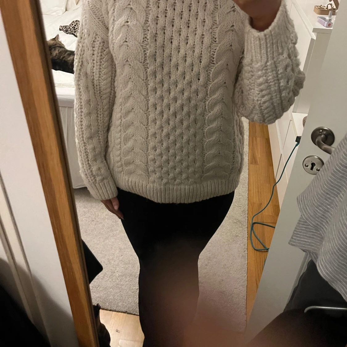 Beige/vit stickad tröja 