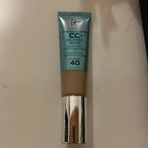 Säljer en CC+ Oil-Free Matte kräm från IT Cosmetics. Den har en perfekt matt finish och ger full täckning. Innehåller SPF 40 för solskydd och är både återfuktande och anti-aging. Perfekt för en jämn och naturlig look! Färgen Tan, använd 2 gånger