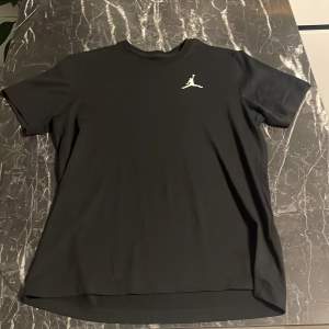 Svart Air Jordan t-shirt, använt den 2 gånger max. Pris diskuteras!!