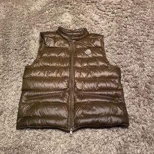 Moncler gui - En fin moncler gui utan defekter i storleken L.