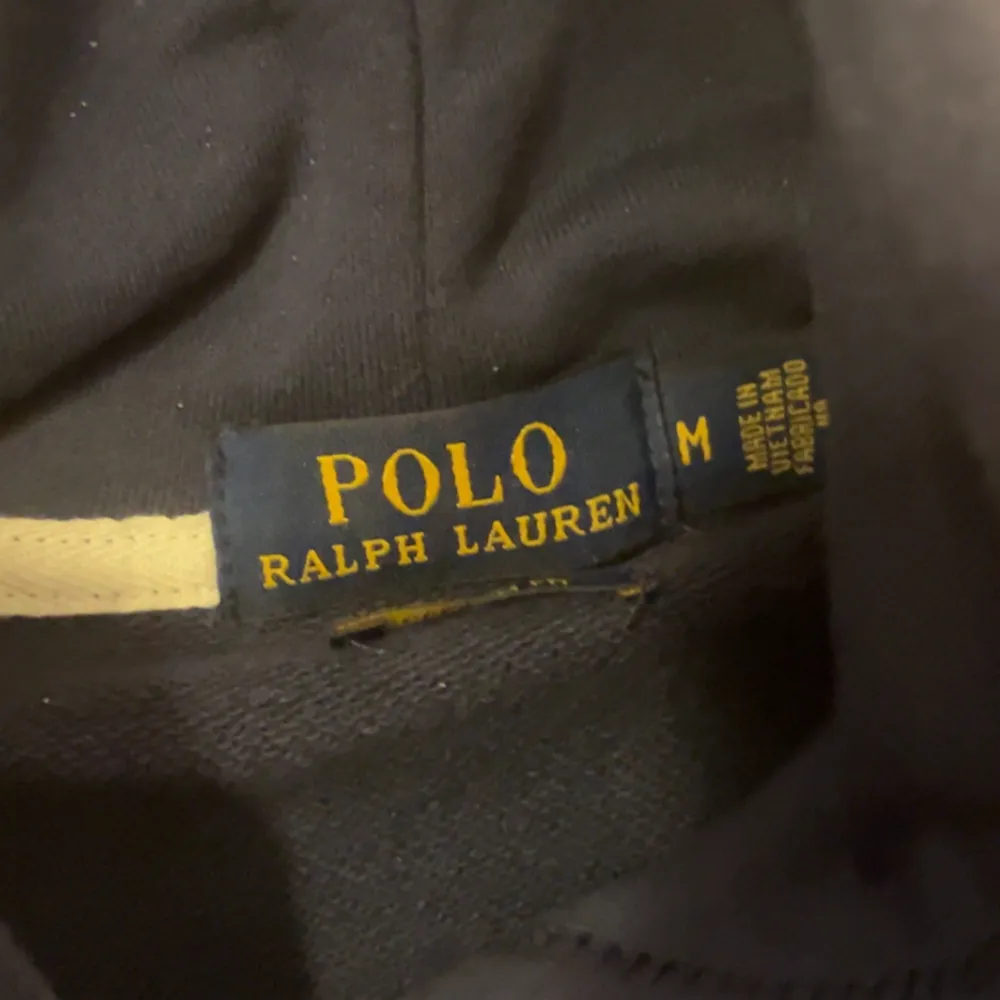 Säljer en snygg mörkblå zip hoodie från Ralph Lauren i storlek M. Men tröjan sitter som S!!! pågrund av att jag ryckte av lapen så gick den inte att reklamera. Det är därför jag säljer den till ett så pass bra pris🤝🥂 Perfekt för både höst och vår, och den är i nytt skick !!! medföljer påse, tags. . Tröjor & Koftor.