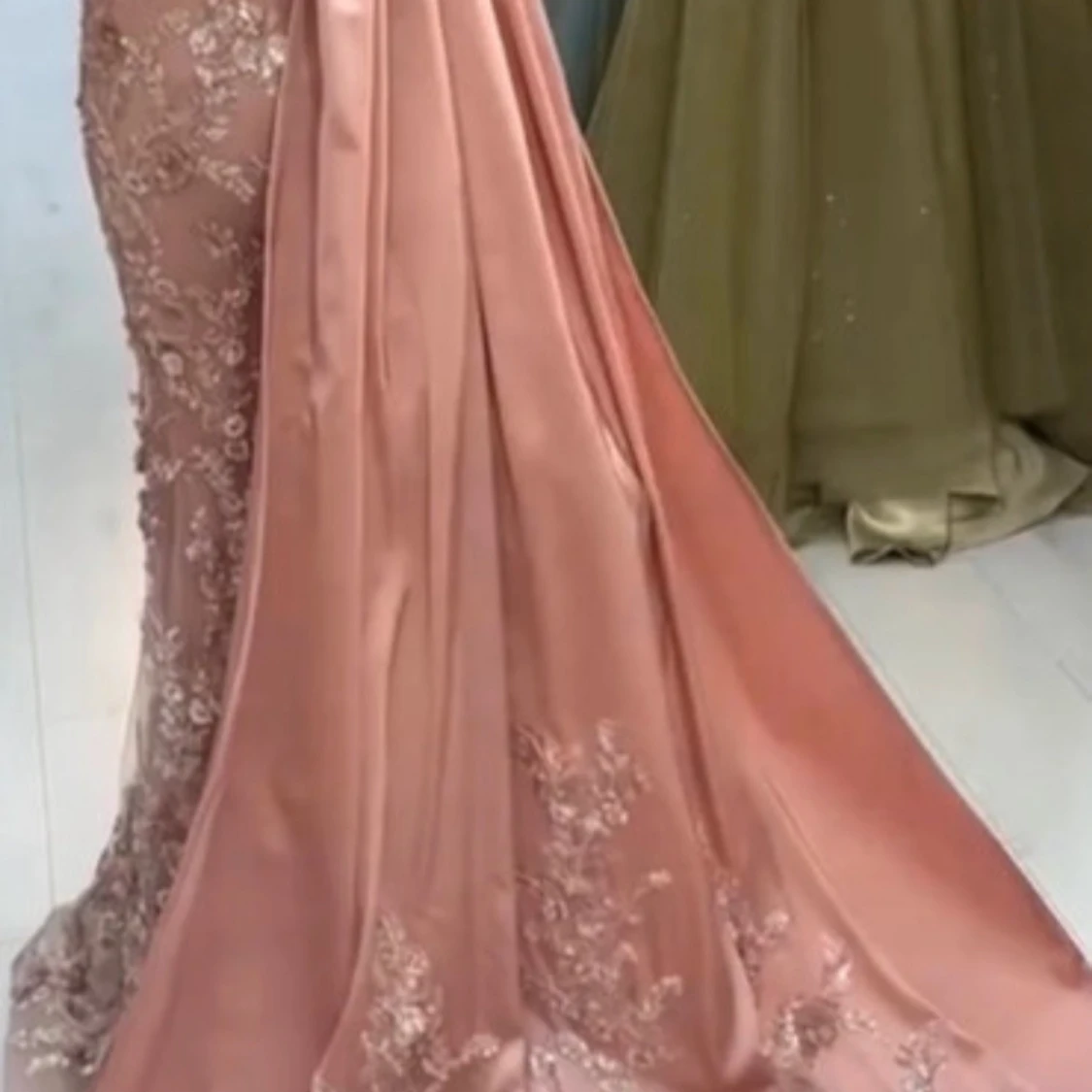 Rosa långklänning med spetsdetaljer - 90