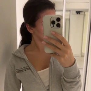 Grå hoodie från Peak Performance - Säljer en grå hoodie från Peak Performance i storlek XS. Den har en dragkedja framtill och är perfekt för en avslappnad stil. Superbekväm och passar till vardag. 🩶