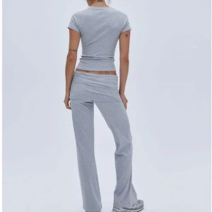 Grå ribbade mjukisbyxor - Säljer ett par superbekväma grå ribbade yogapants från Adanola. De är super mjuka och gjorda i ett jätte skönt bomullsmaterial. Perfekta för höst och vår, även för att mysa hemma och för att gå till gymmet eller skola💞 Köpa nya för 650kr från Selfridges i London, går ej att köa i Sverige❣️Bara använda nån gång, skriv privat för fler frågor! 