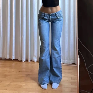 Lågmidjade bootcut jeans - Vintages från Westman. Köptes av Julia Storfeldt (bilder lånade av henne) men dom passade tyvärr inte mig. Midja 38 innerben 81, stl 27🧚‍♂️