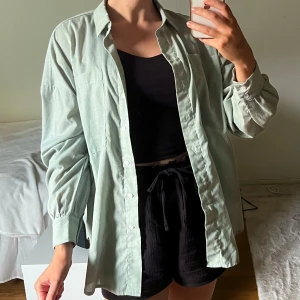 Grön skjorta från Vila - Gröngrå skjorta från VILA i storlek 34, over sized.