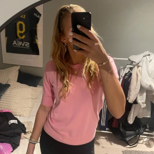 Rosa trekvarts tröja - Säljer en superfin rosa tröja från Kappahl. Den är i bra skick och har en normal passform med korta ärmar. Perfekt för vår och sommar! Tröjan är gjord i ett mjukt material som känns skönt mot huden. Passar både till vardags och lite finare tillfällen.