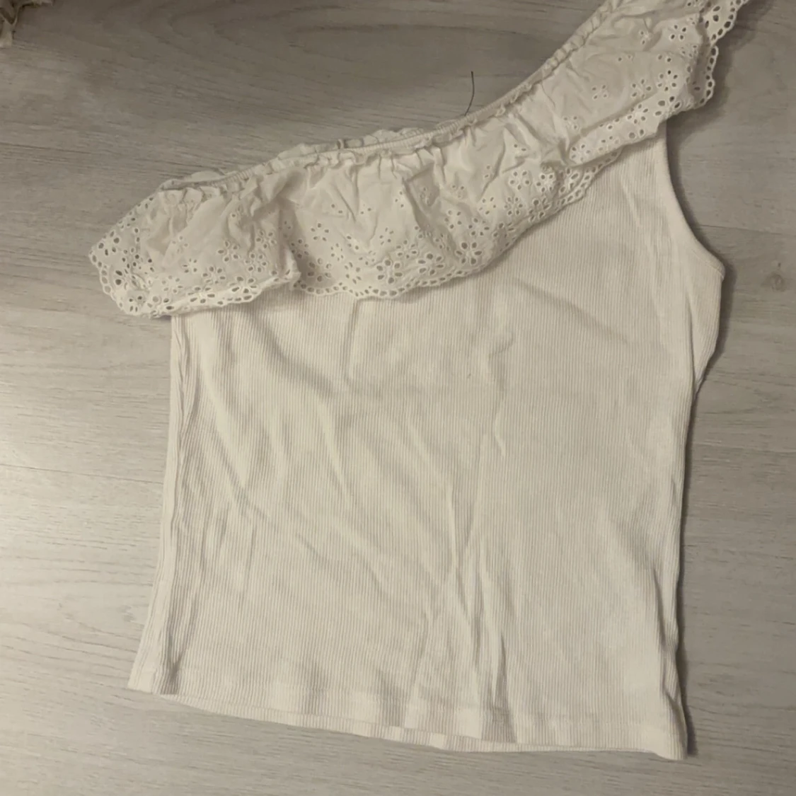 Vit oneshoulder topp från Kappahl