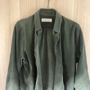 Grön manchester overshirt från Samsøe Samsøe - Säljer en snygg grön overshirt i manchester från Samsøe Samsøe. Perfekt för höst och vår med sin stilrena design och bekväma passform. Skjortan har långa ärmar och knappar framtill. Passar både till vardags och lite finare tillfällen. Ett måste i garderoben! 🍂