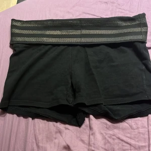  shorts - Säljer mina vs pink shorts👏❤️! Man kan se att det finns tecken på användning eftersom man ser att det finns ett litet ställe där bak som är fläckigt men ingenting jag provat få bort🥰! Alla paljetter sitter på! 