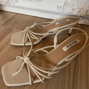Beige klackskor från NA-KD - Snygga beige klackskor från NA-KD i mycket bra skick då de är för stora på mig🤍