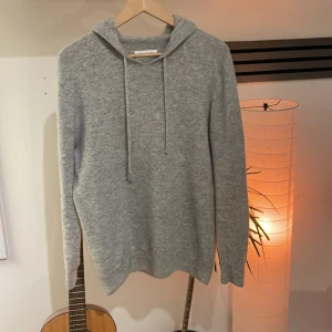 100% merinoull hoodie  - Säljer en supermjuk och stilren grå hoodie i merinoull. Perfekt för kyliga dagar med sin sköna passform och klassiska design. Den har långa ärmar och en praktisk huva med dragsko. Passar både till vardags och mysiga hemmakvällar. Sjukt feet och jävligt skön. Storlek S men passar även M. Har använts en gång bara så helt ny🤙🤯🏆🏆