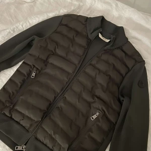 Moncler cardigan - Säljer den hära moncler cardigan i storlek 1 färgen är mörk grön priset kan alltid diskuteras