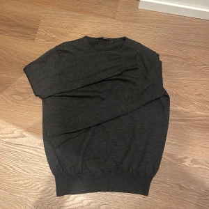 Svart ulltröja från Tiger of Sweden - Säljer en stilren svart tröja från Tiger of Sweden i 100% ull. Perfekt för kyliga dagar med sin mjuka och varma känsla. Tröjan har en klassisk design med långa ärmar och ribbade kanter. Passar både till vardags och lite finare tillfällen. 🖤OBS! Sitter som M/L. Skriv vid funderingar! :) PRIS: väldigt generöst pris med tanke på orginalpriset och skicket. Nypris ca 2000‼️