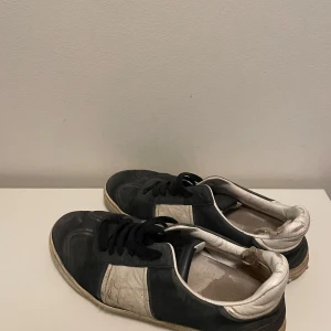 Valentino skor - Valentino flycrew i mörkblå. Storlek 42. Skorna är  slitna