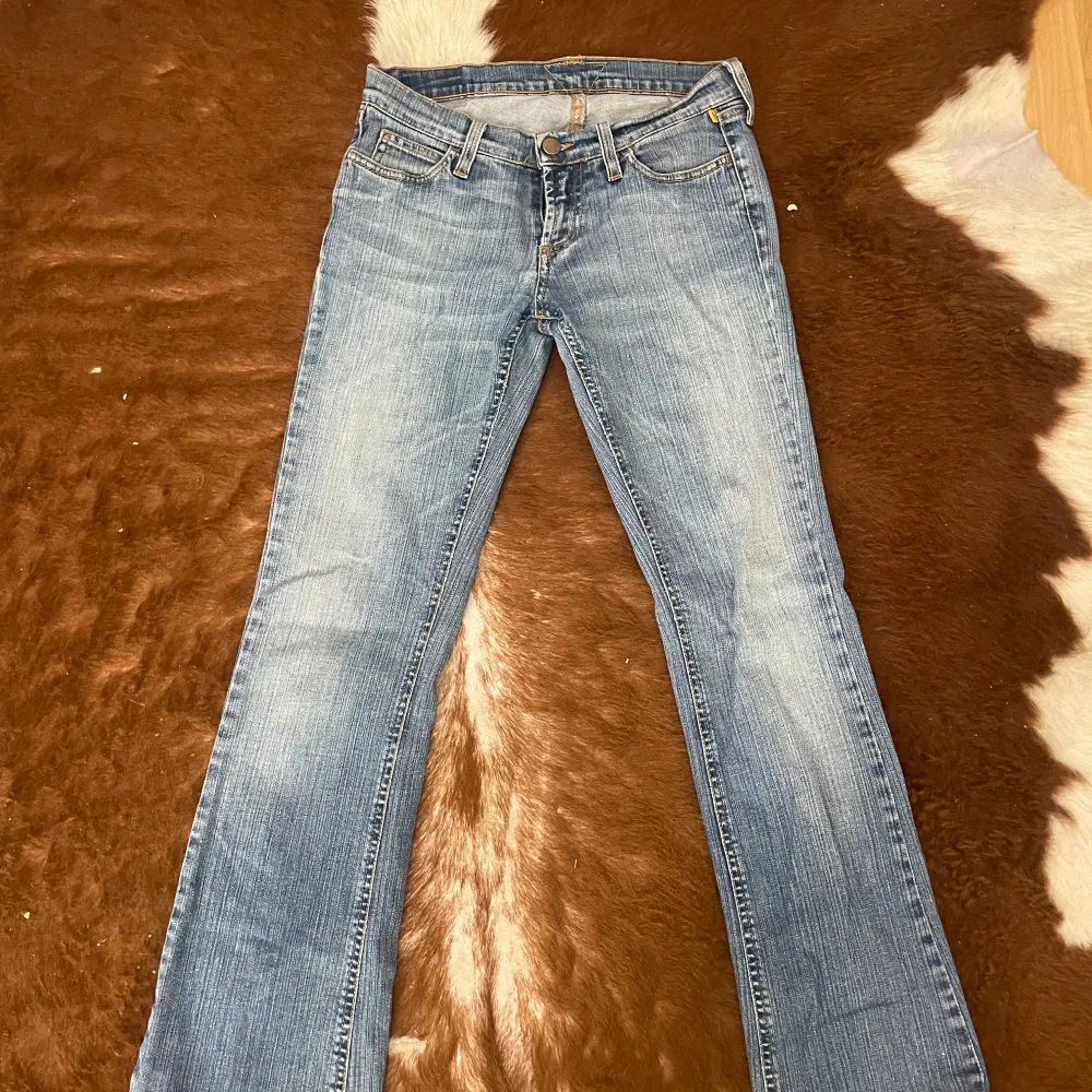 Säljer ett par snygga blå jeans från Meltin' Pot i bra skick. Lågmidjade och storlek 27/34 men passar som xs. . Jeans & Byxor.