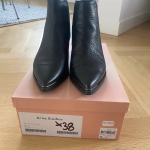 Acne skor - Jensen stl 38 - Acne Studios Jensen Grain stl 38. Köpta begagnade men förra ägaren endast använt enstaka gång och tyvärr för stora för mig. Väldigt fint skick. 