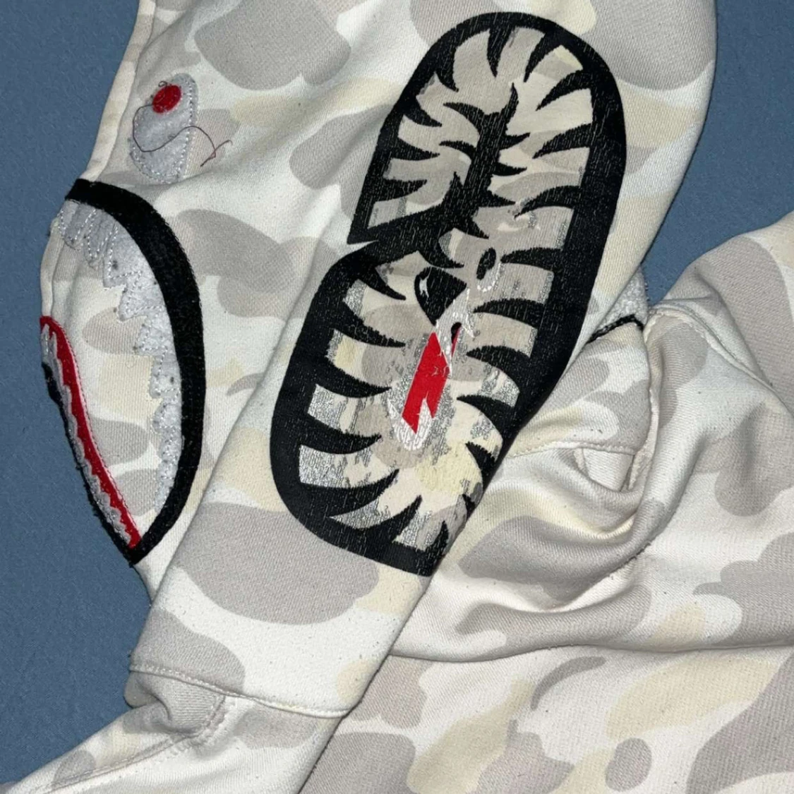 Vit och grå camo hoodie från A Bathing Ape - 92