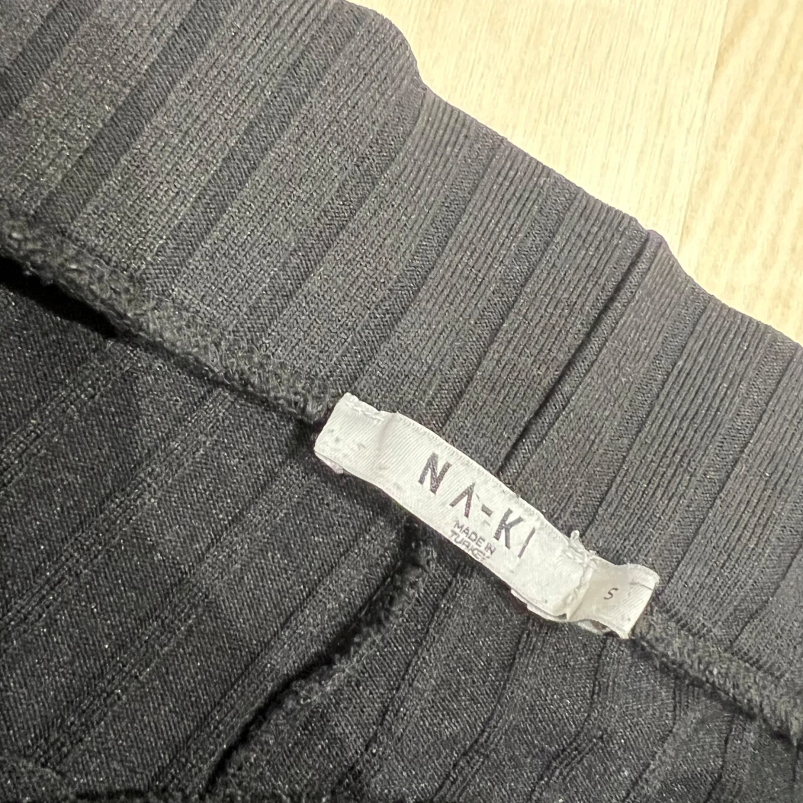 Svarta ribbade byxor från NAKD - 92