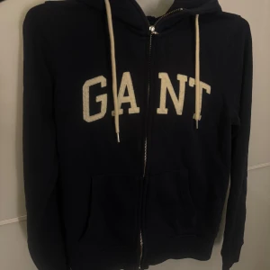 Gant hoodie - Zip tröja från Gant, använd fåtal gånger. Storlek S. Hör av er vid fler frågor eller bilder!