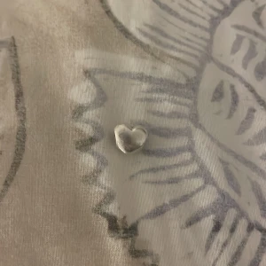 Pandora berlock  - Säljer detta jättefina Pandora armbandet❤️ bra skick då den inte är använd mycket❤️ säljer pga av att mitt Pandora armband är borta och jag därför inte användning av berlocken längre❤️ tryck gärna på köp nu, skriv vid minsta fråga❤️ pris kan diskuteras💕