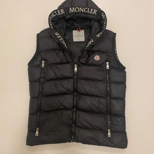Moncler väst - En riktigt fet moncler väst i väldigt bra skicka förutom ett väldigt litet hål som nu ser på bild 5,                                                                    Skriv vid minsta fråga eller fundering🔥👍